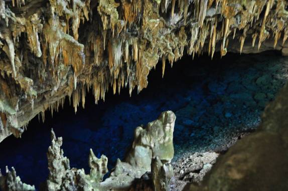 O lago de águas transparentes e azuis que dá nome à Gruta Azul, em Bonito, no Mato Grosso do Sul